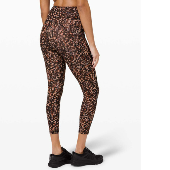 Lululemon Invigorate High-Rise Tight 25"
Motion Flux Multi Size 4 - Picture 2 of 3